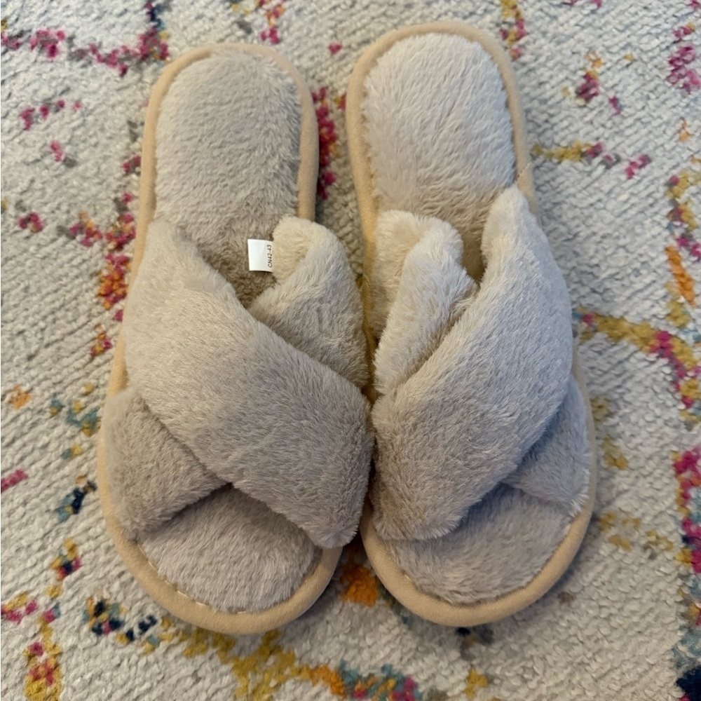 Cozy Faux Fur Slippers in Beige NWT - Picture 2 of 4
